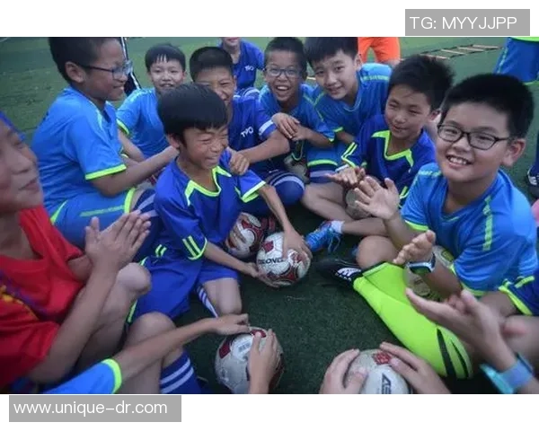 足球小子闪耀绿茵场聚焦欧洲球星成长与荣耀之路