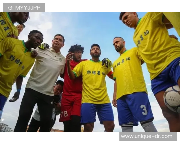 足球传奇同框 燃情对决震撼合影 展现超凡实力与球场风采 足球传奇同框 燃情对决震撼合影 展现超凡实力与球场风采