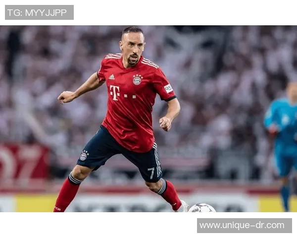 老一辈足球球星同台竞技精彩表演赛回顾展现经典技艺与情怀